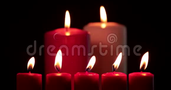 黑暗中的红烛和圣诞快乐视频的预览图