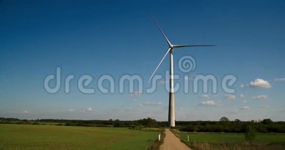 风车位于4KFS700奥德赛7Q的宽阔场地视频的预览图
