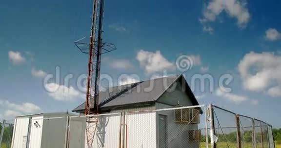 4KFS700奥德赛7Q号小房子旁边的一座高蜂窝塔楼视频的预览图