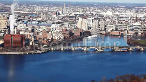 马萨诸塞州波士顿市沿着查尔斯河的广阔空中视频的预览图