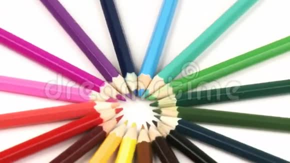 用彩色铅笔在一个圆圈里贴着白色视频的预览图