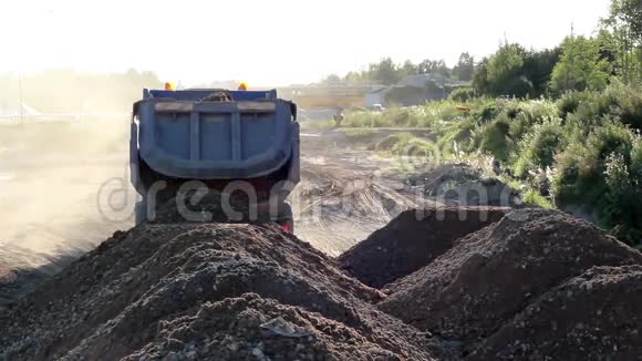 堆土被一辆卡车的道路工程倾倒视频的预览图