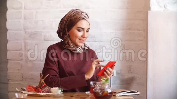 在咖啡厅工作的穆斯林商业女性视频的预览图