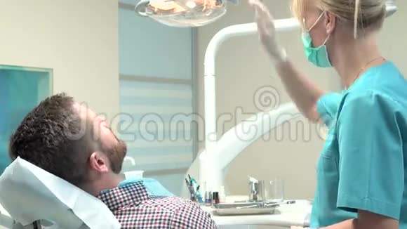 牙医医生给牙龈注射局部麻醉剂视频的预览图