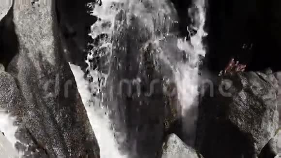 瀑布从加州约塞米蒂公园的花岗岩岩石上倾泻而下视频的预览图