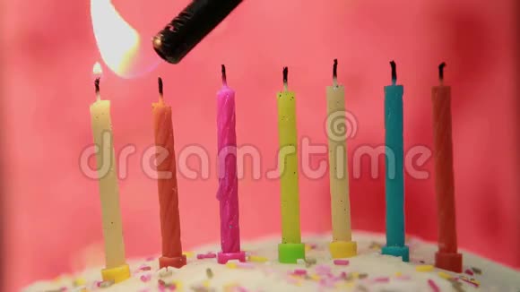 蛋糕上的生日蜡烛被点燃了视频的预览图