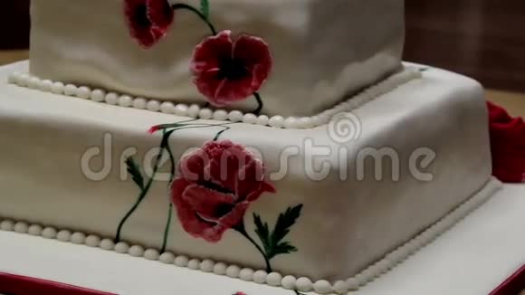 红花装饰芬丹双层蛋糕视频的预览图
