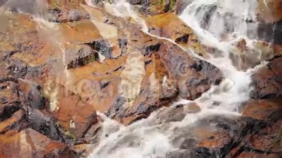 水流向近处石山瀑布视频的预览图
