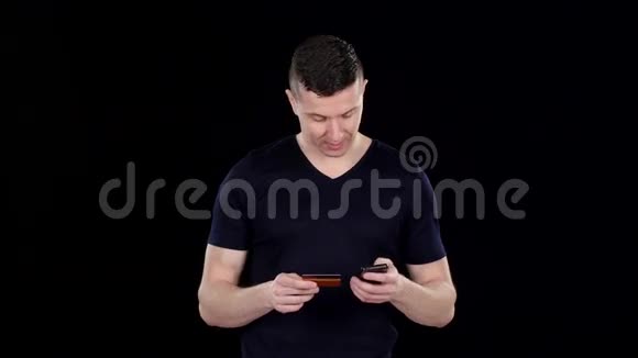 男人用信用卡和电话购物黑色视频的预览图