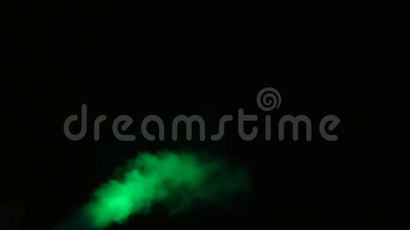 绿色烟雾在黑色背景下移动视频的预览图
