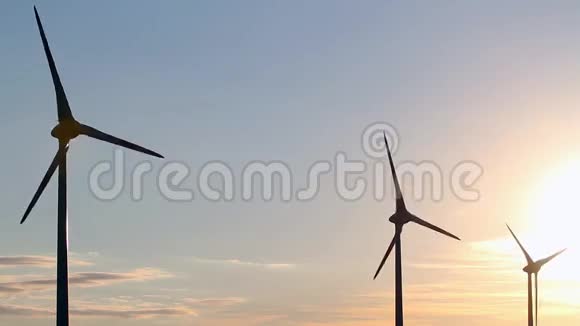 日落时风力发电机视频的预览图