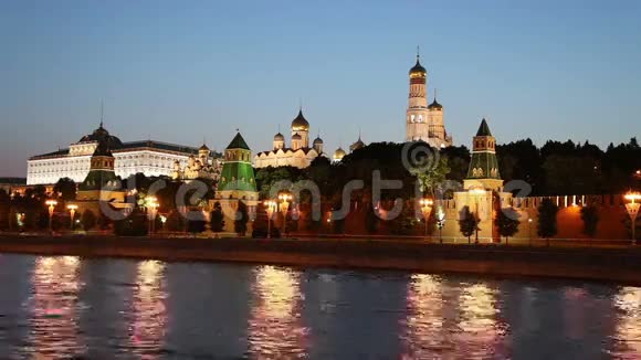 俄罗斯莫斯科莫斯科克里姆林宫附近莫斯科河上的旅游观光船视频的预览图