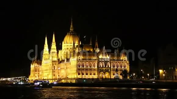 布达佩斯议会晚上在多瑙河上的一艘船上航行视频的预览图