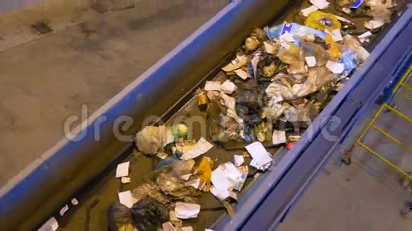 垃圾垃圾垃圾在回收工厂的工作分拣传送带上视频的预览图