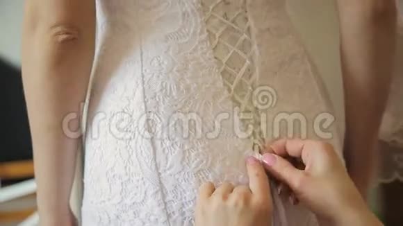 伴娘在婚纱上系蝴蝶结视频的预览图
