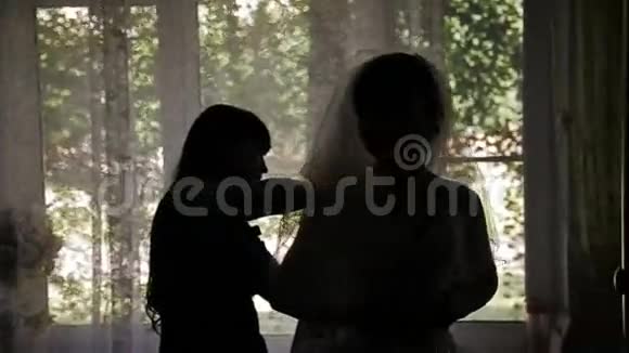 伴娘在婚纱上系蝴蝶结视频的预览图