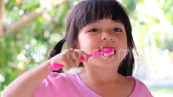 可爱的亚洲女孩刷牙视频的预览图