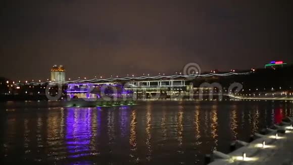 晚上城市里的河船视频的预览图