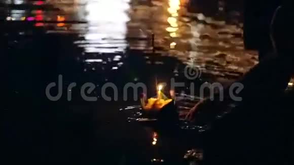 在泰国清迈举行的卢伊克拉通节在泰国满月时在河上漂浮的花篮视频的预览图
