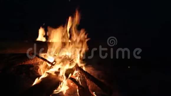 篝火在黑暗的背景上燃烧视频的预览图