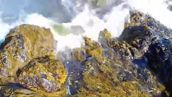 海浪拍打着海岸视频的预览图