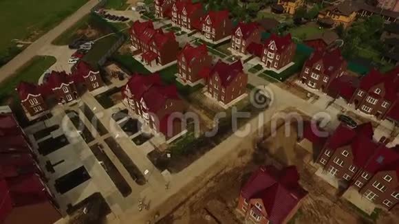 一个英国风格的小屋定居点视频的预览图