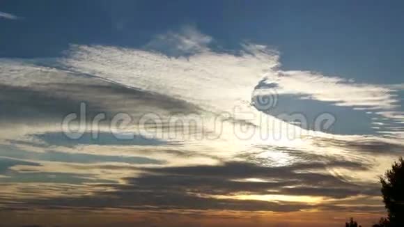 美丽的日落在黄金时间在意大利海岸亚得里亚海视频的预览图