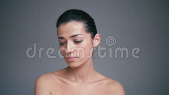 健康女性面部的美容肖像天然皮肤隔离在灰色背景上宇宙学概念视频的预览图