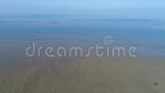 空中无人驾驶飞机在平静的海面上浅沙视频的预览图