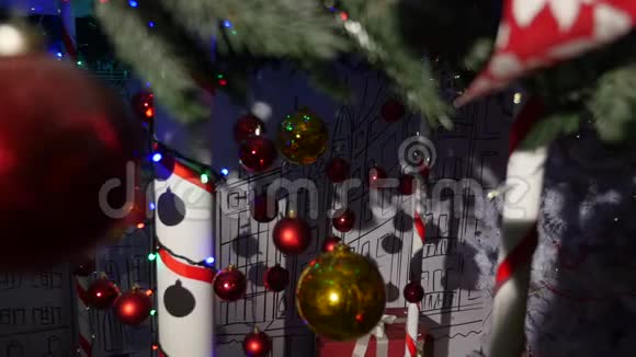 五颜六色的圣诞球一套孤立的现实装饰视频的预览图