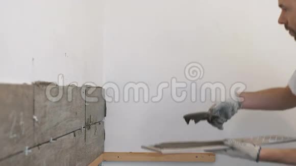 家居装修装修施工工人用瓷砖瓷砖墙面粘合剂砂浆勾缝视频的预览图