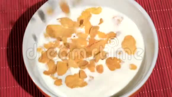 早餐时间玉米片和牛奶视频的预览图
