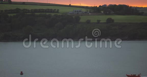 渔舟清晨开船背景是日出视频的预览图