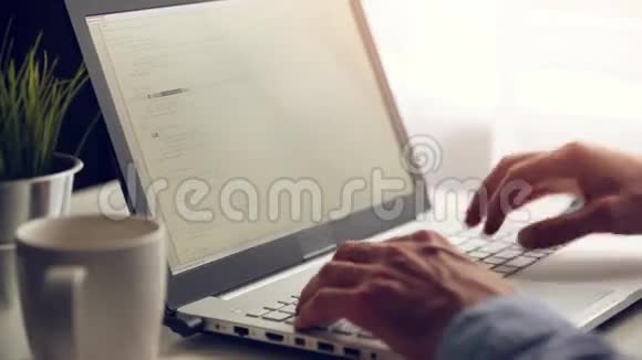 程序员在笔记本电脑上工作视频的预览图