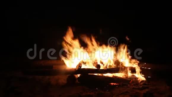 篝火在黑暗的背景上燃烧视频的预览图