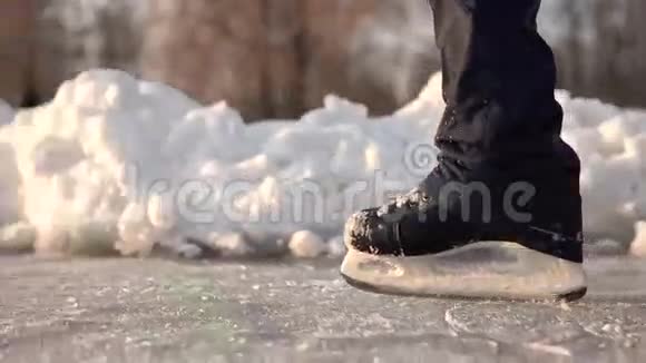 冰冻湖上的业余冰上滑冰运动员视频的预览图