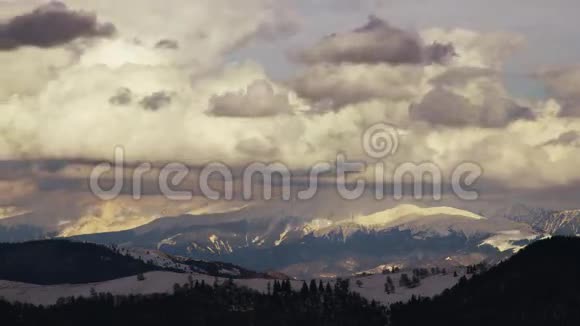 雪山上空的戏剧性云彩视频的预览图