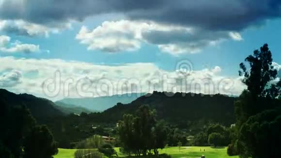 高尔夫球场及乡村的延时日视频的预览图