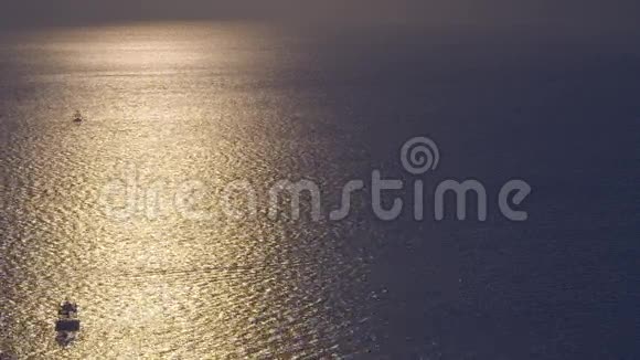阳光反射在大海上视频的预览图