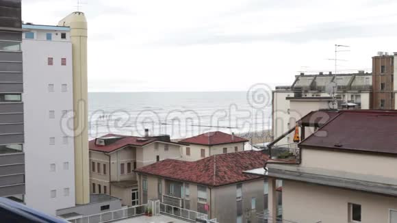 意大利的小型度假胜地房屋屋顶视频的预览图