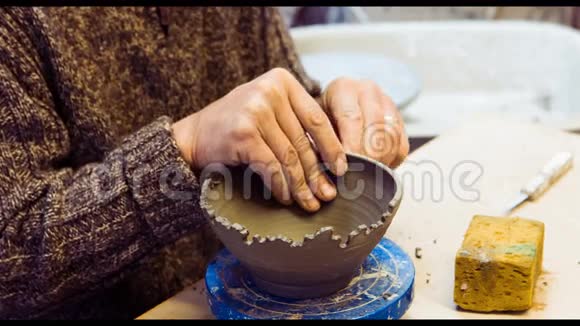 陶工在陶器碗上雕刻视频的预览图