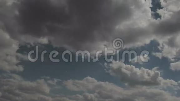 天空和云彩低对比度UHD4K镜头视频的预览图