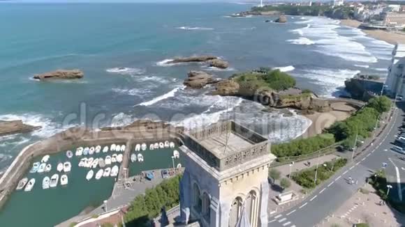 法国比亚里茨大教堂全景海岸海滩空中4k视频的预览图