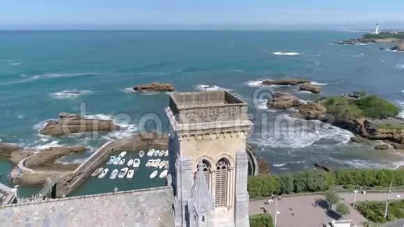 法国比亚里茨大教堂全景海岸海滩空中4k视频的预览图