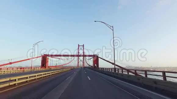 在里斯本的25德阿布里勒桥上开车视频的预览图