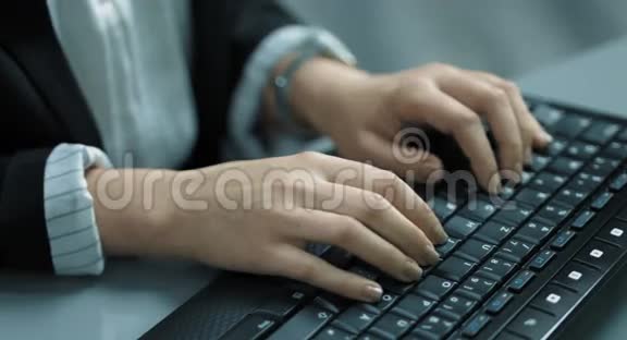4K一个女商人正在办公室里用键盘打字视频的预览图