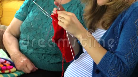 快乐的老妇人花时间编织怀孕的孙女视频的预览图