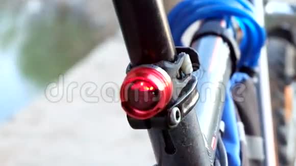 天鹅绒自行车的后部有闪烁的红光视频的预览图