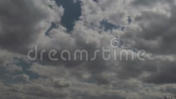天空延时4KUHD飞行云的镜头视频的预览图