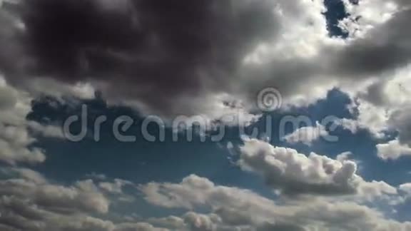 深蓝的天空乌云密布视频的预览图
